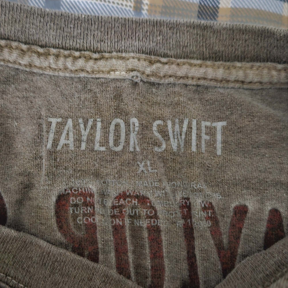 Taylor Swift crop